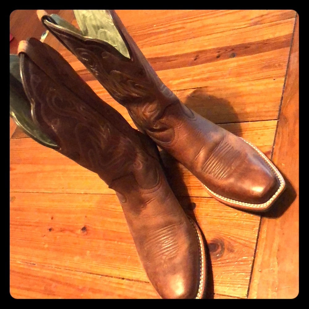 Ariat size 8.5 cowgirl boots